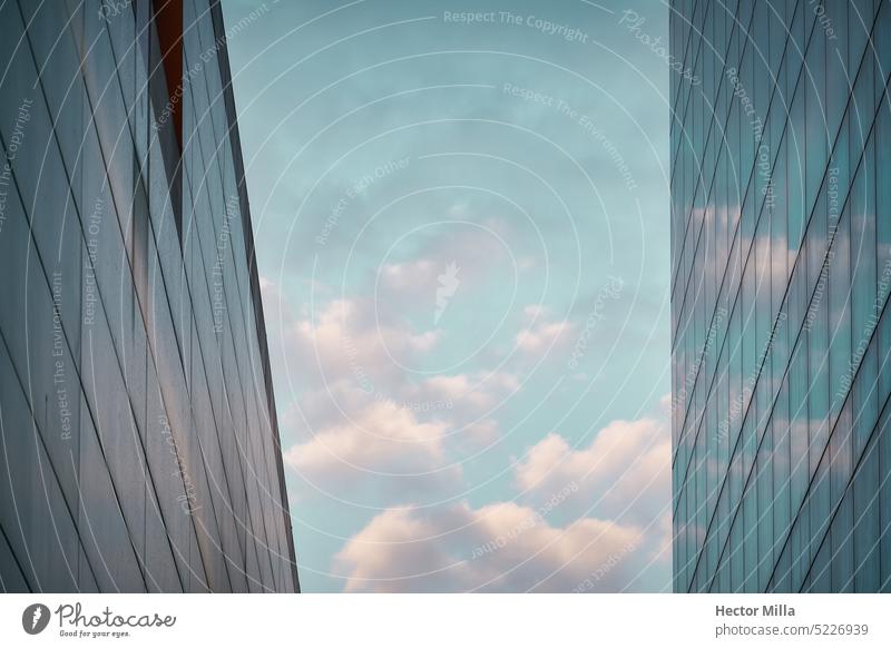Architektur zur blauen Stunde in der Stadt mit dem Himmel als Protagonist, moderne Geschäfts- und Büroarchitektur Architekturfotografie urban abstrakt