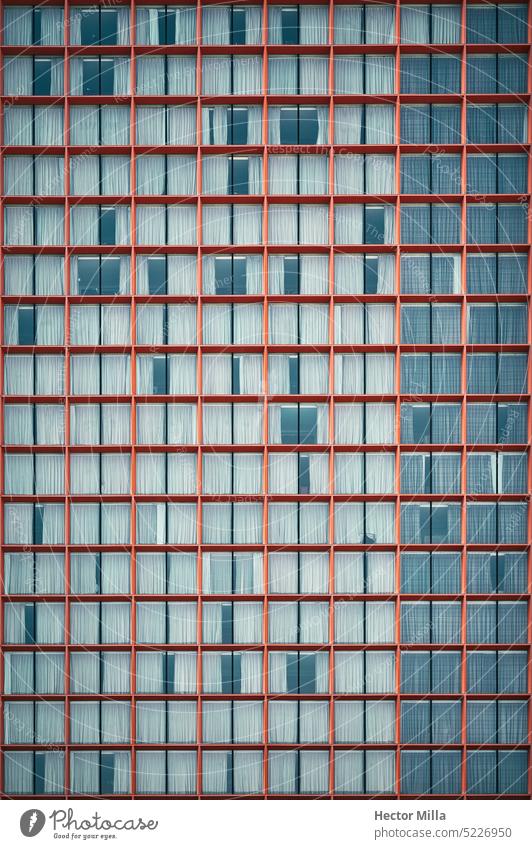 Fassade mit Fenstern in einem modernen orangefarbenen Gebäude aus Glas und Metall, modernes Hotel in der Stadt Architektur und Gebäude Haus historisch Himmel