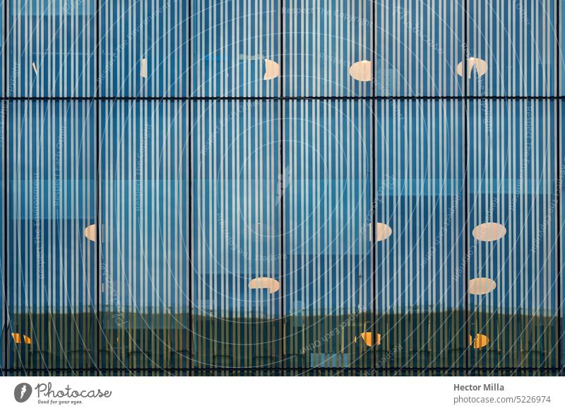 Glasfassade und Architektur zur blauen Stunde, abstrakte Fotografie Farbe Farbfoto Muster Strukturen & Formen Kunst Design Kreativität mehrfarbig Stil elegant