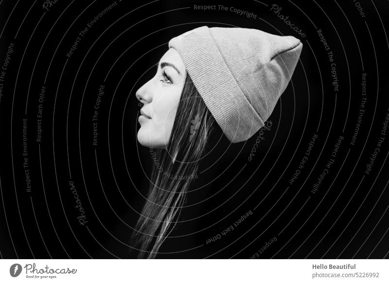 Frau mit Mütze in schwarz-weiß mütze beanie model urban blick Focus gläubig Glaube Vertrauen lange Haare weiblich Profil Gesicht winter Frühling Schönheit