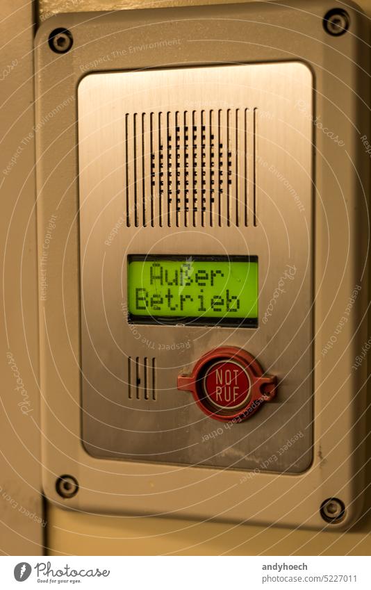 Aufschrift in deutscher Sprache "Außer Betrieb" mit Notrufknopf darunter 911 Unterstützung Alarm Krankenwagen Hintergrund Schaltfläche Anruf Pflege Klinik