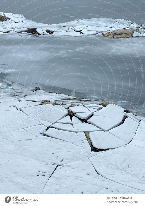 Risse in der Eisplatte kalt Gewässer ästhetisch Umweltschutz ruhig Tag natürlich schön Außenaufnahme Fluss Seeufer Natur blau Landschaft Menschenleer Idylle