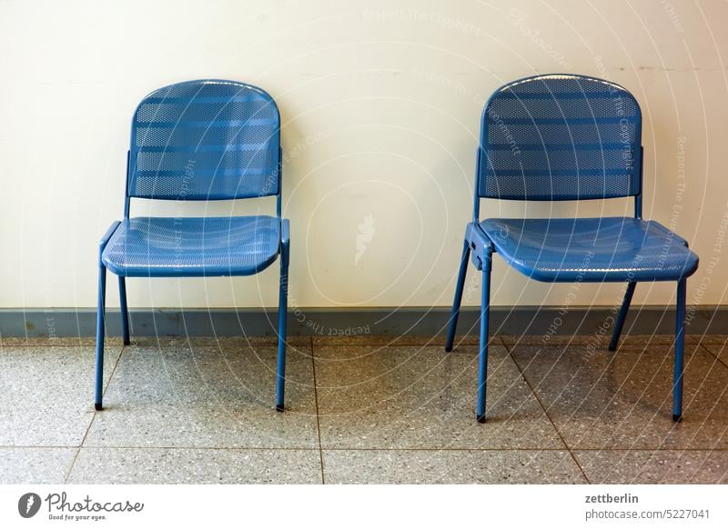 Zwei Stühle stuhl stühle zwei paar sitzgelegenheit möbel warten wartezimmer wartesaal warteraum amt arzt bürokratie antrag antragsteller leer frei trist