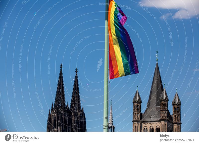 Regenbogenfahne vor dem Kölner Dom und der Benediktinerkirche Groß Sankt Martin Gleichheit Gross St. Martin LGBTQ queer Toleranz Wahrzeichen Gleichstellung