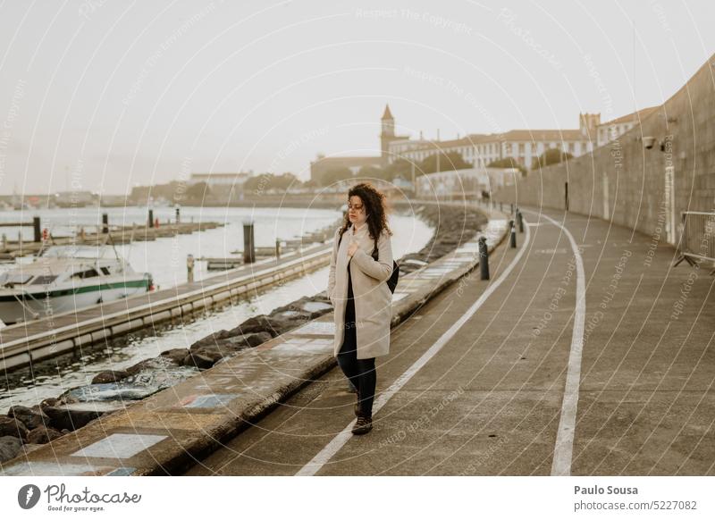 Frau geht im Hafen spazieren Porträt laufen reisen Ferien & Urlaub & Reisen Tourismus Azoren Abend Außenaufnahme Ausflug Straße horizontal Sonnenuntergang