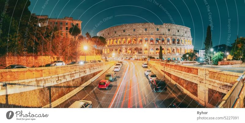 Rom, Italien. Kolosseum auch bekannt als Flavisches Amphitheater. Verkehr in Rom in der Nähe von berühmten Welt Wahrzeichen in Abendzeit. flavisch Roma