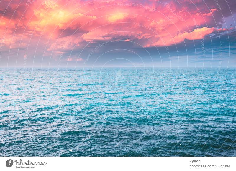 Meer Ozean und blauer Himmel Hintergrund mit Cloudscape im Sommer aqua schön Sauberkeit Wolkenlandschaft kalt Textfreiraum tief Europa Abend Horizont Landschaft
