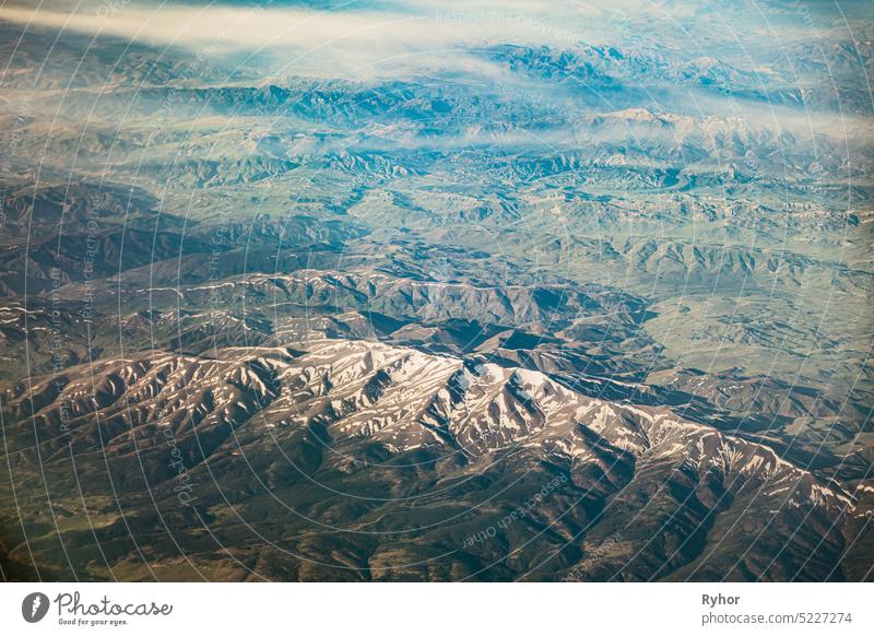 Aerial View Of Mountains Of Turkey Ordu Region From Window Of Plane Tourismus reisen Vogelperspektive Antenne Luftaufnahme Air Fluggerät Verkehrsflugzeug