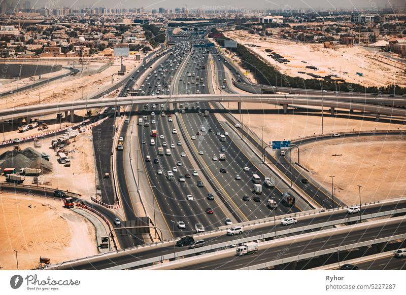 Luftaufnahme von Stadtbild von Dubai aus dem Fenster des Flugzeugs. Luftaufnahme der Skyline von Dubai Stadtbild. Vereinigte Arabische Emirate uae Antenne