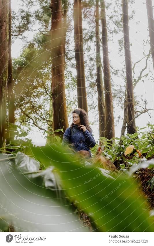 Porträt einer Frau im Wald authentisch Wanderung Ferien & Urlaub & Reisen reisen Natur Umwelt Tourismus Reisefotografie Farbfoto Ausflug wandern Fernweh