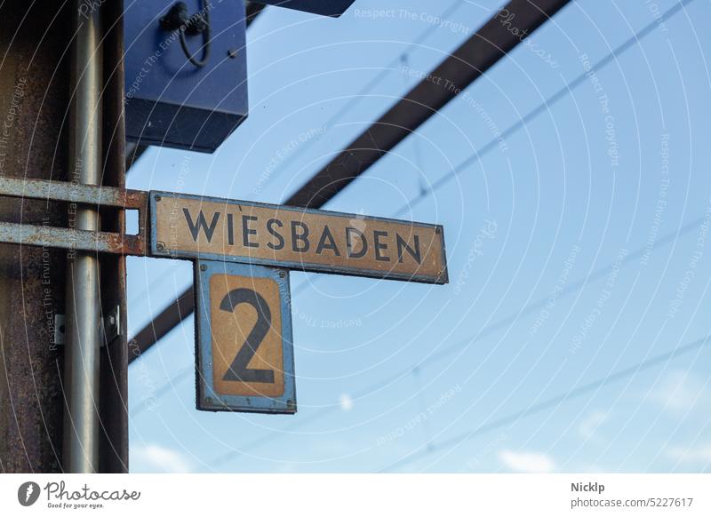 historisches Bahnschild Richtung "Wiesbaden", Gleis 2, in Kaub am Rhein Schild Bahnhof Schilder & Markierungen verwittert zwei Futura Typographie Typografie
