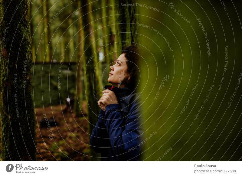 Porträt einer Frau im Wald erkunden Azoren reisen Tourismus Abenteuer Natur Reisender Lifestyle Wanderer im Freien Trekking Ausflug Fernweh Freiheit aktiv grün