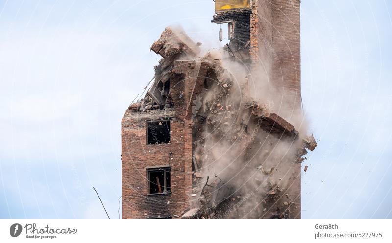 Einschlag und Explosion einer militärischen Kampfrakete in einem Wohngebäude in der Ukraine donezk Kherson kyiv Lugansk mariupol Russland Saporoschje aussetzen