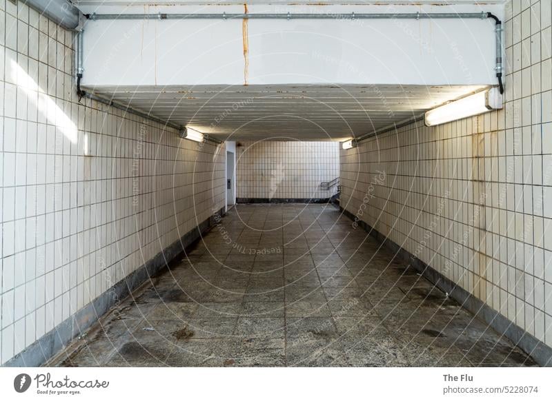 Unterführung auf einem Bahnhof Tunnel Wege & Pfade unterirdisch Fußgänger Durchgang schmutzig dreckig verkommen Gestank unhygienisch Fliesen u. Kacheln