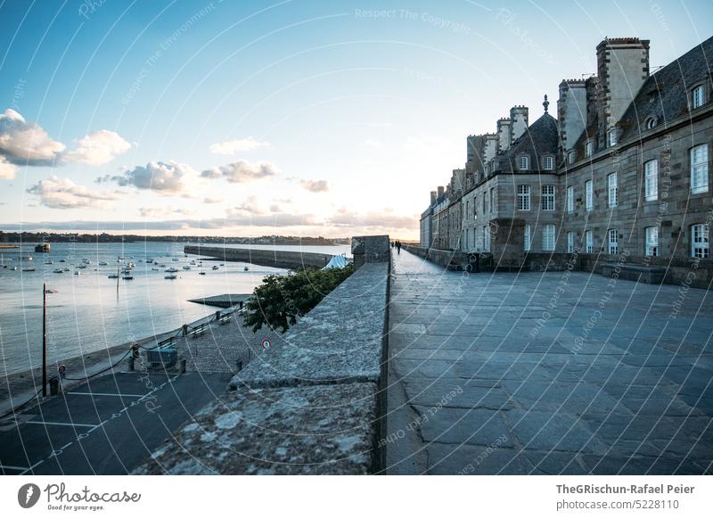 Häuserzeile mit Mauer am Meer mit Abendstimmung Stadt Frankreich reisen Tourismus Bretagne Ferien & Urlaub & Reisen Landschaft Außenaufnahme Himmel Saint-Malo