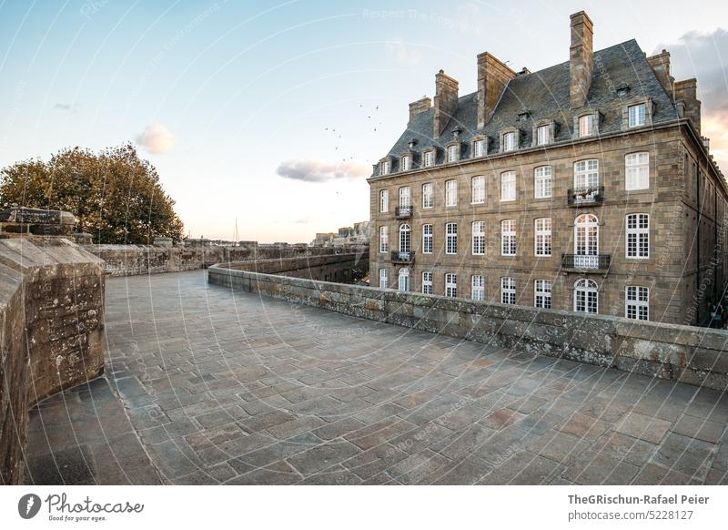 Steinboden mit Haus vor Abendstimmung Mauer Stadt Frankreich reisen Tourismus Bretagne Ferien & Urlaub & Reisen Landschaft Außenaufnahme Himmel Menschenleer