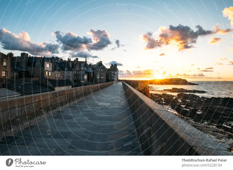 Sonnenuntergang mit Wolken in einem schönen Dorf Mauer Stadt Frankreich reisen Tourismus Bretagne Abendstimmung Ferien & Urlaub & Reisen Landschaft