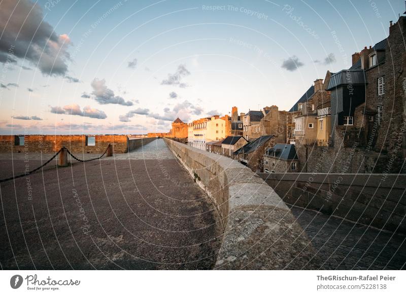 Stadt in Abendstimmung mit Antiken Häuser Mauer Frankreich reisen Tourismus Bretagne Ferien & Urlaub & Reisen Landschaft Außenaufnahme Himmel Menschenleer