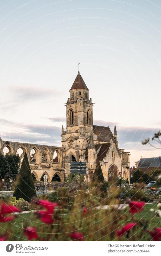 Kirche mit Blumen im Vordergrund - CAEN - Frankreich caen Stadt Wahrzeichen Architektur Sehenswürdigkeit Tourismus Außenaufnahme Ferien & Urlaub & Reisen