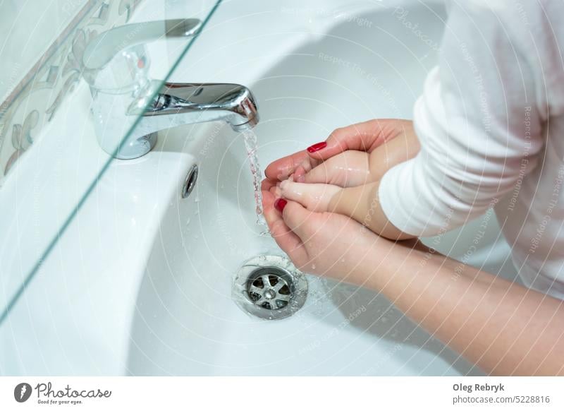 Die Mutter wäscht dem Baby im Badezimmer die Hände Hand Person Kind Hygiene Wasser Sauberkeit Pflege Seife Waschen Gesundheit Mädchen Frau niedlich Lifestyle