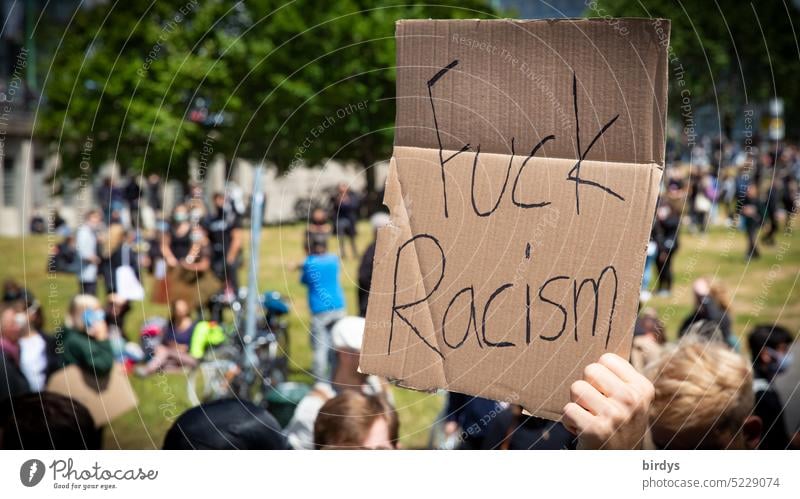 Fuck Racism. Protestschild auf einer Demonstration gegen Rassismus . Alltagsrassismus Fuck racism deutschland Hautfarbe Gleichheit Herkunft Grundrechte