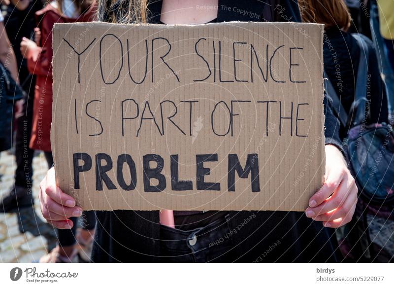 Dein Schweigen ist Teil des Problems. Englische Schrift auf einem Schild in der Hand einer frau schweigen verschweigen wegsehen negieren raushalten Gleichheit