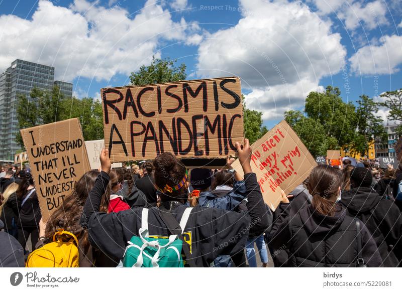 Rassismus ist eine Pandemie. Protestschilder auf einer Demonstration gegen Rassismus . Alltagsrassismus deutschland Hautfarbe Herkunft Grundrechte