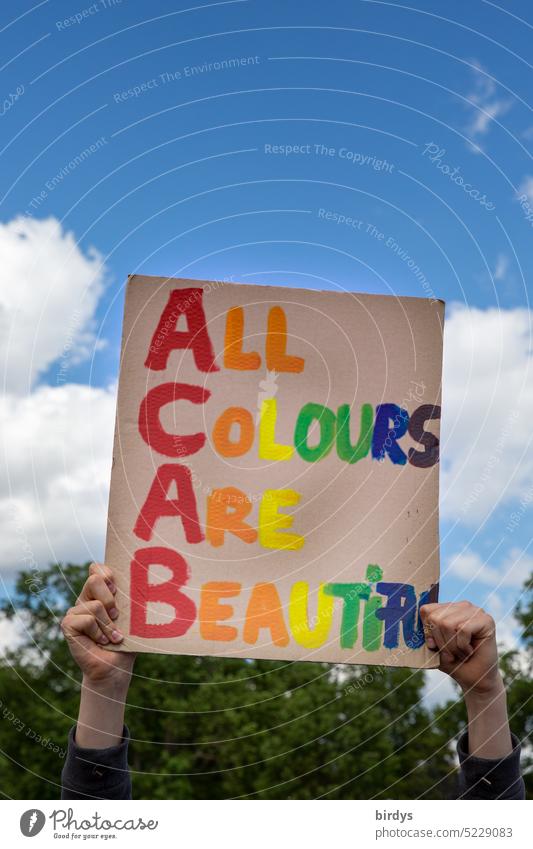 Buntes Schild auf einer Demonstration gegen Rassismus. ACAB - All Colours Are Beautyful Hautfarben Gleichheit acab positiv Alltagsrassismus Ethnien