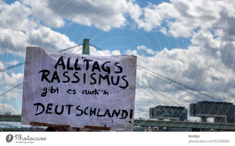 Alltagsrassismus gibte es auch in Deutschland. Protestschild auf einer Demonstration gegen Rassismus . deutschland Hautfarbe Herkunft Gleichheit Migration