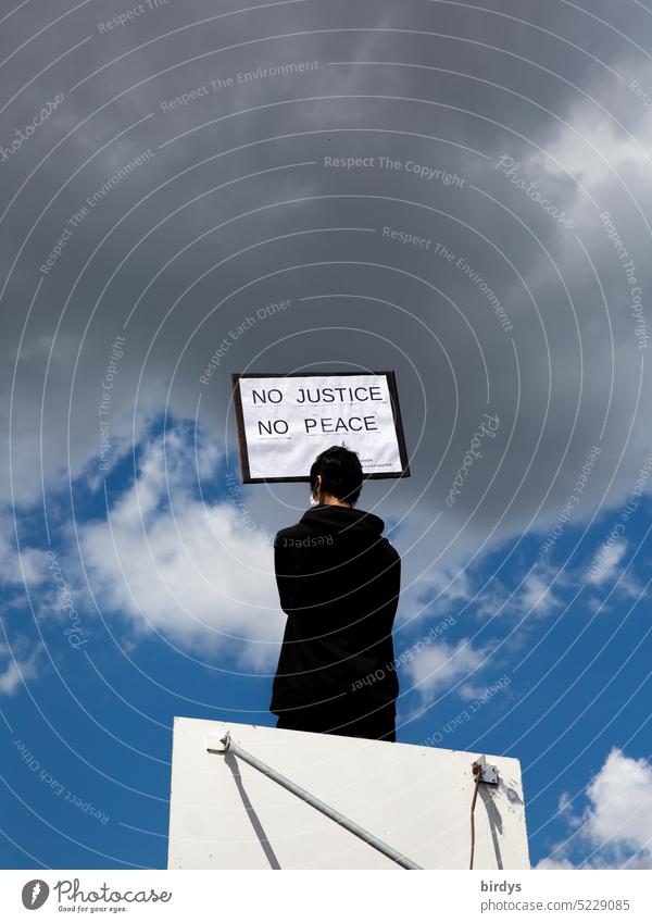 Keine Gerechtigkeit, Kein Frieden. Jugendlicher demonstriert mit Schild gegen willkürliche Polizeigewalt gegen Minderheiten Rassismus Demonstration