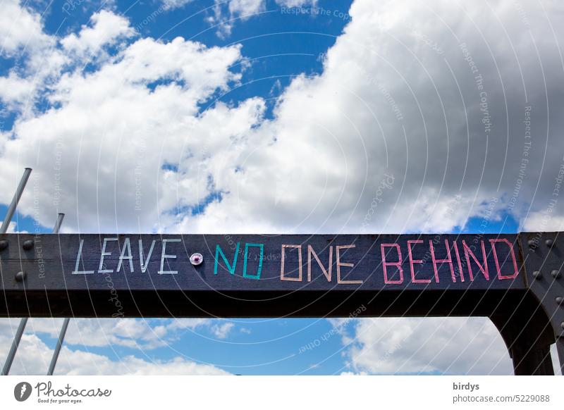 Leave no one behind. Bunter Schriftzug auf einem Stahlträger Flüchtlinge helfen Flüchtlingshilfe leave no one behind Schriftzeichen Krieg Menschlichkeit