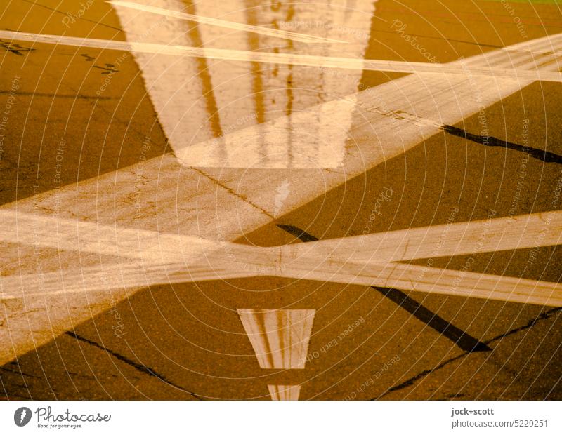 ehemalige Landebahn losgelöst abstrakt Doppelbelichtung Experiment Strukturen & Formen Verkehrswege Streifen Tempelhofer Feld Betonplatte Bodenmarkierung