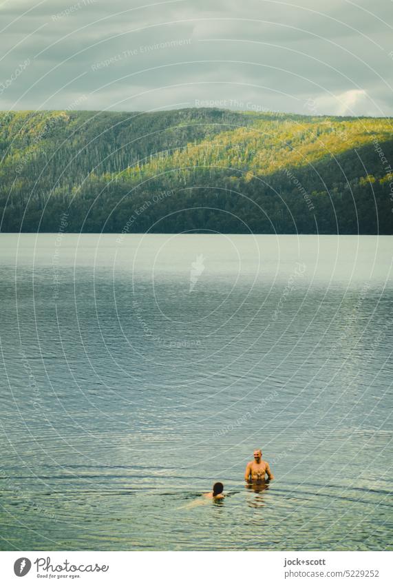 ein junges Paar beim baden im Lake St. Clair, der tiefste See Australiens Partnerschaft Zuneigung harmonisch Zusammensein Natur Romantik Idylle Liebespaar