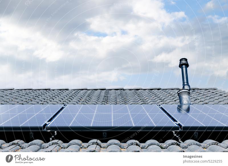 Balkonkraftwerk. Sonnenkollektoren auf dem Dach Nahaufnahme sonnig Himmel Strom produzieren Energieeffizienz Architektur Hintergründe Industrie Wolken drei