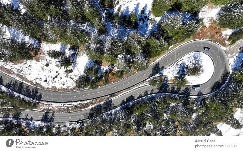 Luftaufnahme mit einer Drohne von einer engen Kurve mit Autos am Gaichtpass in Tirol Drohnenaufnahme drohnenansicht Pass Straße gebirge alpenländisch kehre