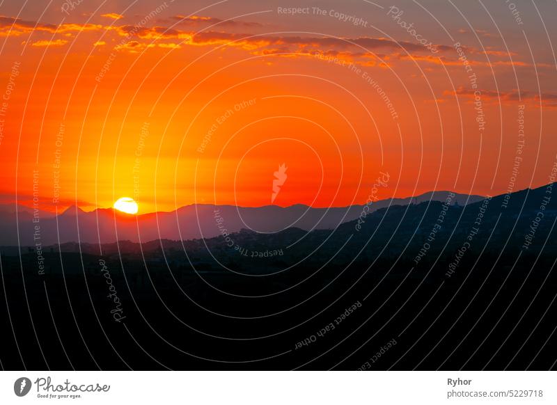 Schöne Sonnenuntergang Sonnenaufgang über dunklen Berg Silhouette Landschaft Hintergrund schön schwarz Textfreiraum copyspace Morgendämmerung Abenddämmerung