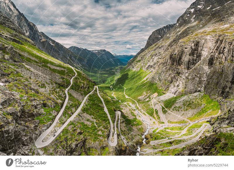 Trollstigen, Andalsnes, Norwegen. Autos fahren auf der Serpentinen-Bergstraße Trollstigen. Berühmtes norwegisches Wahrzeichen und beliebtes Reiseziel. Norwegische Kreisstraße 63 am Sommertag
