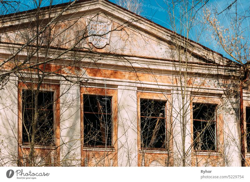 Verlassenes ruiniertes altes Dorfschulgebäude in der Umsiedlungszone von Tschernobyl. Weißrussland. Tschernobyl-Katastrophe Katastrophen. Verfallenes Haus in einem weißrussischen Dorf. Ganze Dörfer müssen entsorgt werden. Radioaktivität Zone