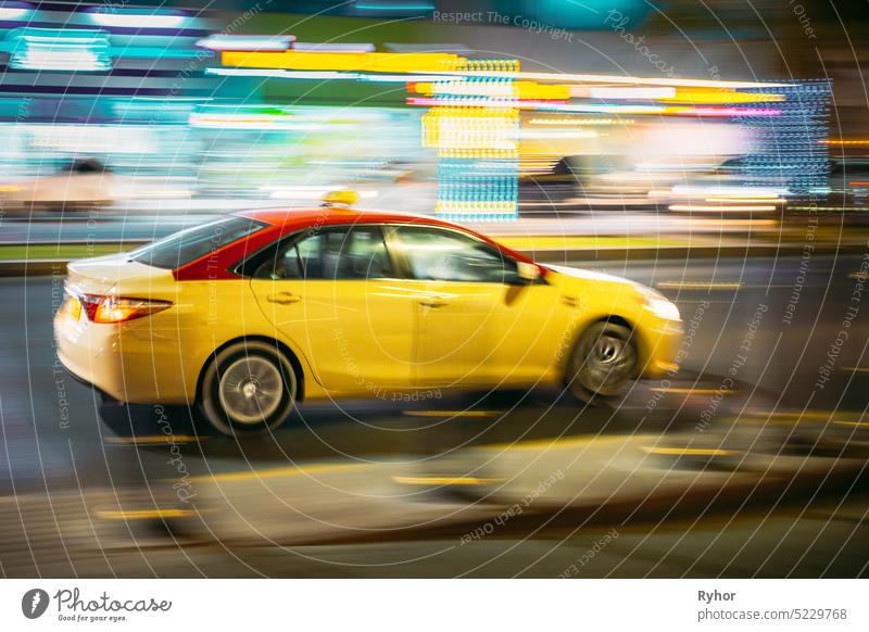 Speeding Taxi Auto schnelles Fahren in der Stadt Straße. Bewegung Unschärfe Hintergrund Emirate uae Vereinigte Arabische Emirate Automobil schön