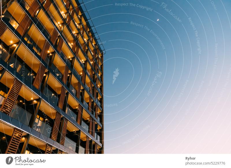 Aufgehender Mond über dem Hotel in der Abendnacht. Städtische Architektur der VAE Resort Stadt Ajman reisen Wahrzeichen Gebäude Emirate uae