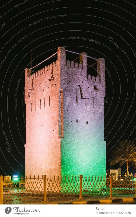 Ajman, Vereinigte Arabische Emirate. Alter Stein AlMurabbaa Wachturm von Ajman. Berühmte Wahrzeichen in der Nacht Zeit traditionell uae reisen Haus Architektur