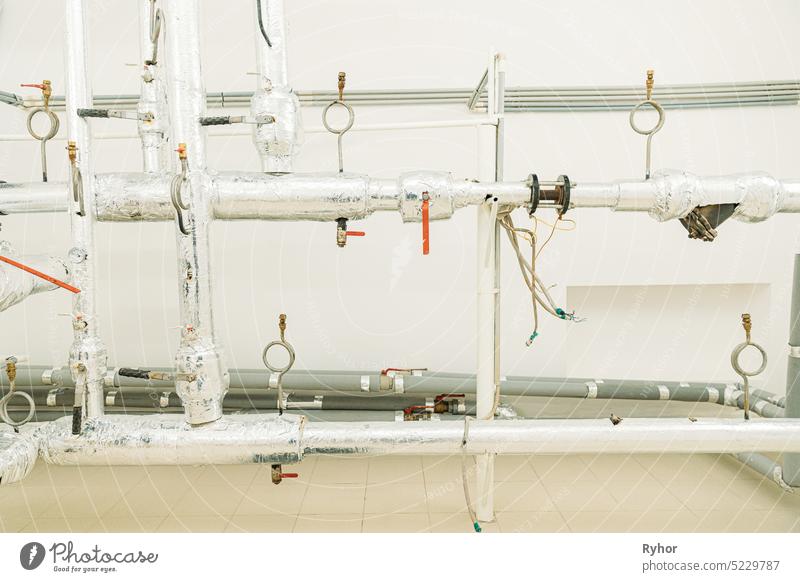 Kesselraum mit Rohren, Ventilen, Pumpen unabhängig Umlauf Kontrolle elektrisch Wasserhahn erwärmen Heizung Indikator im Innenbereich industriell Industrie