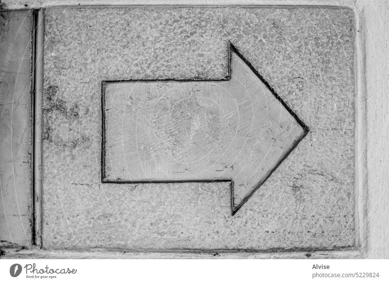 2022 09 04 Ferrara Pfeil weiß Stein vereinzelt Hintergrund Symbol ausschneiden geschnitten Makro Design rot Zeichen Detailaufnahme Punkt Ausschnitt Nahaufnahme