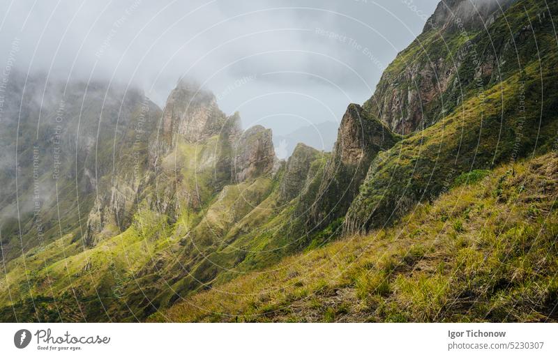 Panorama einer zerklüfteten, mit grünem Gras bewachsenen Gebirgskette. Xo-Xo-Tal. Insel Santo Antao, Kap Verde Cabo Verde santo antao verde Abenteuer atlantisch