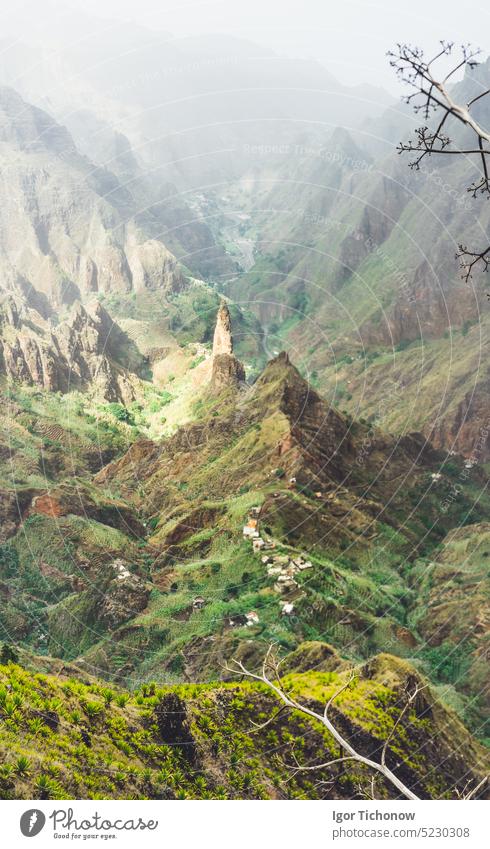 Atemberaubendes Panorama der üppigen Ribeira, umgeben von hoch aufragenden Gipfeln. Grünes Xo-Xo-Tal auf der Insel Santo Antao Kap Verde atlantisch santo Agave