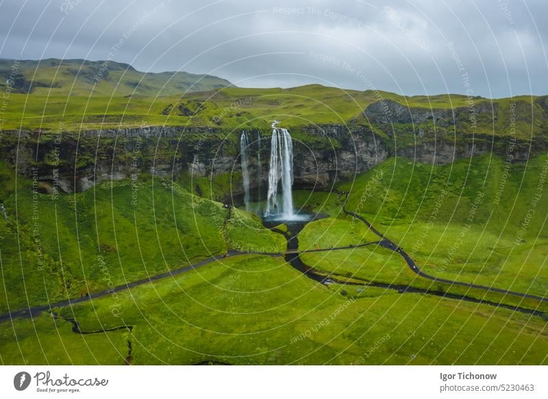 Luftaufnahme des Seljalandsfoss - der berühmteste, bekannteste und meistbesuchte Wasserfall in Island hoch reisen grün Landschaft Natur Sommer Himmel strömen