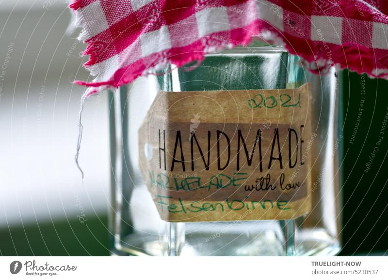 Leeres Glas mit Etikett für handgemachte Marmelade dekoriert mit rot-weissem Karo Stoff Marmeladenglas selbstgemacht leer handgeschrieben 2021 Felsenbirne