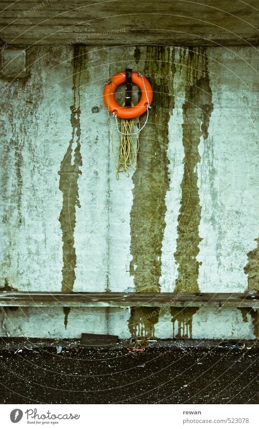 rettungsring Mauer Wand dunkel kalt kaputt nass trist Bank Umkleideraum Rettungsring Rettungsschwimmer Unfall Rettungsgeräte Notfall ertrinken orange Betonwand
