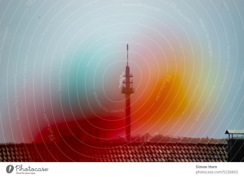 Sendemast mit farbiger Unschärfe Übertragung Farbklecks Dächer Fernsehturm bunt Himmel Turm Antenne Telekommunikation Netzausbau Technik & Technologie Sender