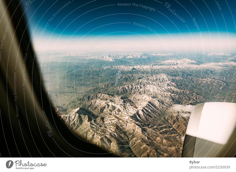 Luftaufnahme der Berge der Region Urmia aus dem Fenster eines Flugzeugs. Provinz West-Aserbaidschan, Iran Tourismus reisen Vogelperspektive Westasien Antenne